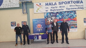 Komendanci z KPP Dąbrowa Tarnowska wspólnie z organizatorami Bicia rekordu w pierwszej pomocy