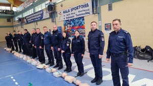 Policjanci biorący udział w Biciu rekordu w resuscytacji.