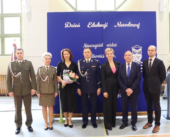 Komendant Powiatowy Policji w Dąbrowie Tarnowskiej podczas obchodów Dnia Nauczyciela