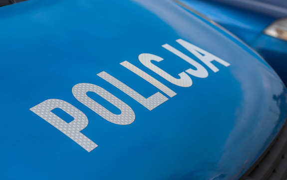 Maska oznakowanego radiowozu z napisem policja