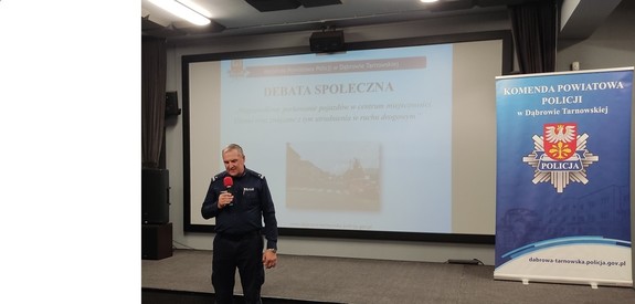 I Zastępca Komendanta Powiatowego Policji w Dąbrowie Tarnowskiej przemawia podczas debaty