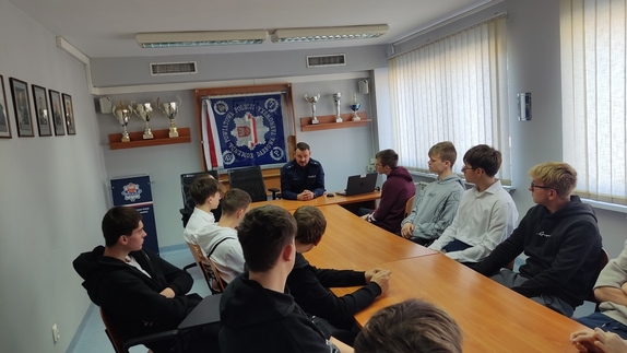 Młodzież z OHP podczas prelekcji z policjantem