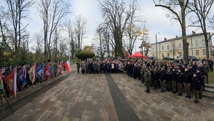 Uczestnicy uroczystej zbiórki przed Pomnikiem Poległych Synów Dąbrowy