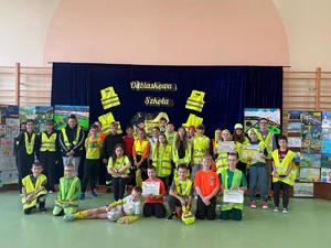 Uczniowie biorący udział w plebiscycie Odblaskowa szkoła