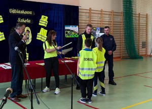 Policjanci podczas wręczenia nagród w plebiscycie Odblaskowa szkoła