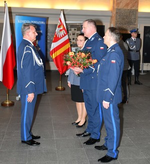 Policjanci składają gratulacje Komendantowi Powiatowemu