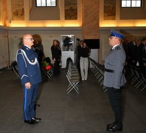 Prowadzący uroczystość składa meldunek Zastępcy Komendanta Wojewódzkiego Policji w Krakowie
