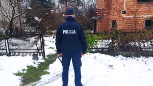 Dzielnicowy podczas kontroli pustostanu