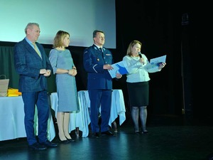 Komendant Powiatowy Policji podczas wręczania nagród w konkursie dotyczącym bezpieczeństwa w ruchu drogowym