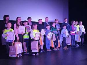 Komendant Powiatowy Policji z laureatami konkursu dotyczącego bezpieczeństwa w ruchu drogowym