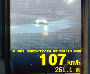 Monitor urządzenia pomiaru prędkości wskazuje 107 km na godzinę