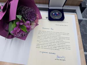 List gratulacyjny od Komendanta Głównego Policji oraz okolicznościowa odznaką
