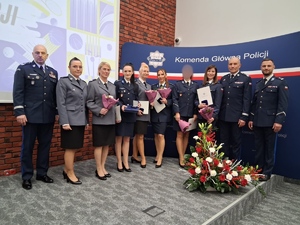 Policjantki wraz z kierownictwem KGP podczas gali 100 lecia kobiet