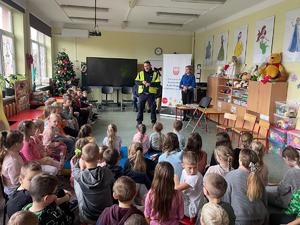 Policjant podczas prelekcji dla uczniów szkoły podstawowej