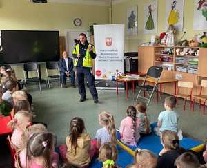 Policjant podczas prelekcji dla uczniów szkoły podstawowej