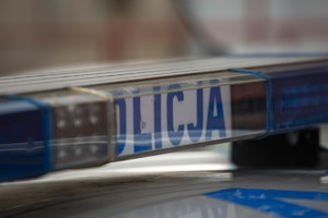 Belka sygnałowa z napisem policja