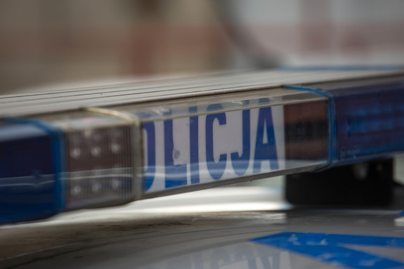 Belka sygnałowa z napisem policja