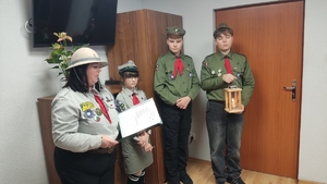 Harcerze odczytują życzenia Świąteczne.