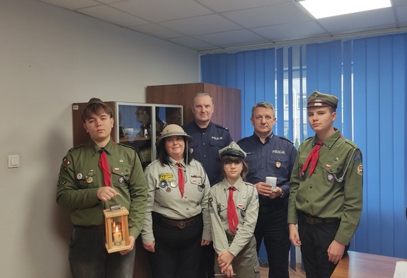 Wspólne zdjęcie Komendantów i harcerzy podczas przekazania Betlejemskiego Światła Pokoju