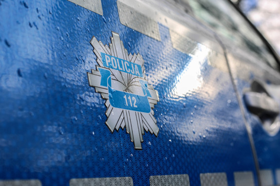 Drzwi boczne oznakowanego radiowozu z numerem 112