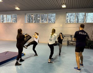 Policjantki i pracownice cywilne ćwiczą z policyjnym instruktorem