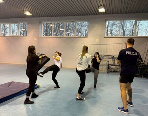 Policjantki i pracownice cywilne ćwiczą z policyjnym instruktorem