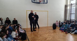 Policjanci podczas prelekcji dla młodzieży