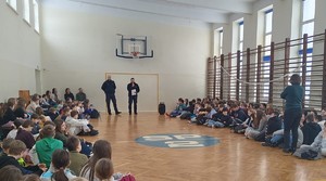 Prelekcja dla młodzieży z udziałem policjantów