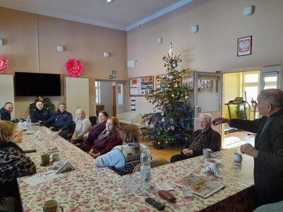 Policjanci podczas spotkania z seniorami
