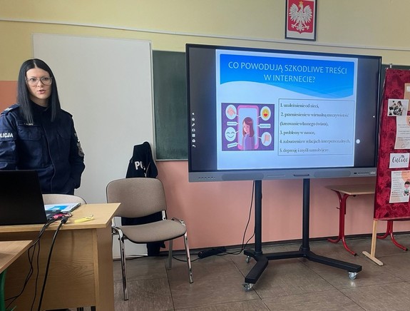 Policjantka podczas prelekcji dla młodzieży
