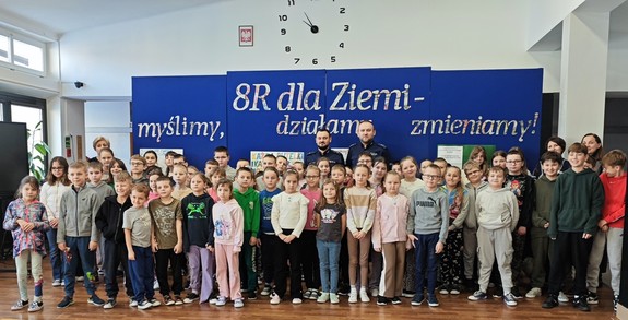 policjanci pozują z uczniami szkoły podstawowej w Smegorzowie