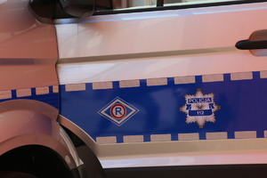 drzwi boczne oznakowanego radiowozu