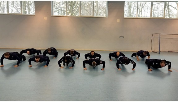 Policjanci robią pompki w ramach wyzwania