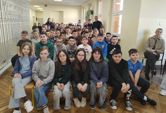 Uczniowie z Mędrzechowa podczas prelekcji z Policjantami