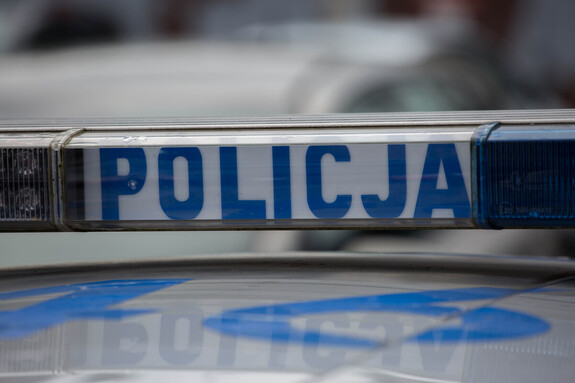 Belka sygnałowa z napisem policja