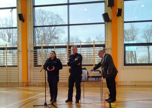 Policjanci podczas rozstrzygnięcia konkursu dzień bezpiecznego Internetu.