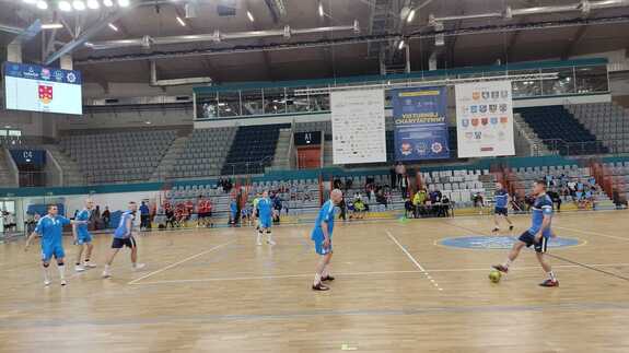 dąbrowsy policjanci rozgrywający mecz