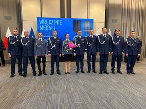 wspólne zdjęcie odznaczonych policjantów