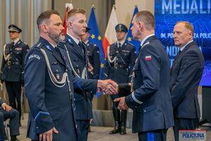 dąbrowscy policjanci przyjmujący medal