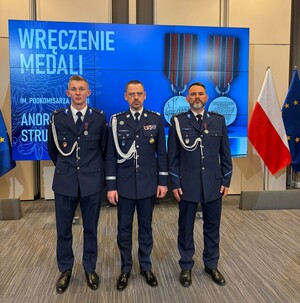 policjanci z komendantem głównym policji