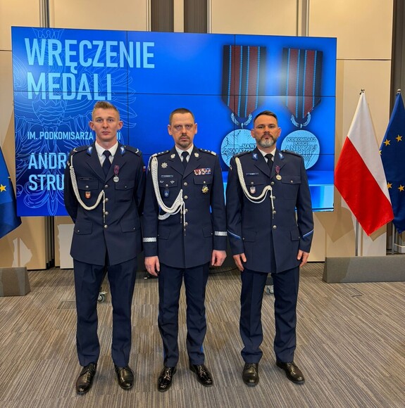 policjanci z komendantem głównym policji