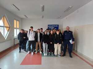 I Zastępca Komendanta Powiatowego Policji w Dąbrowie Tarnowskiej z maturzystami