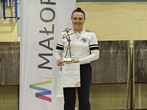 zawodniczka na pierwszym stopniu podium
