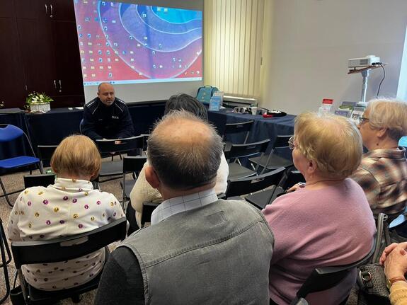 dzielnicowy podczas prelekcji dla seniorów