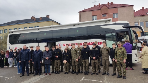 uczestnicy akcji przed krwiobusem