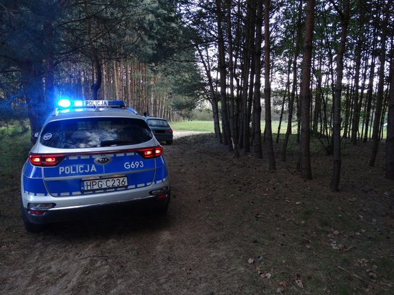 radiowóz z włączonymi sygnałami błyskowymi