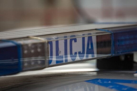 Belka sygnałowa z napisem policja