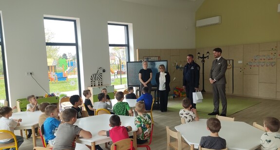 komendant policji z wizytą u przedszkolaków