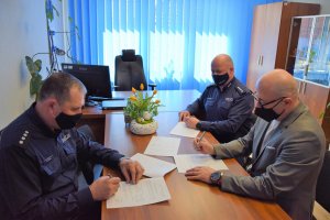 Komendant Powiatowy Policji w Dąbrowie Tarnowskiej podpisuje porozumienie z Prezesem Stowarzyszenia