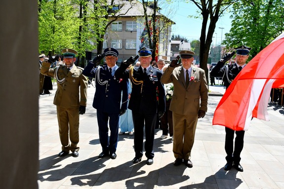 delegacja służb mundurowych oddaje honor